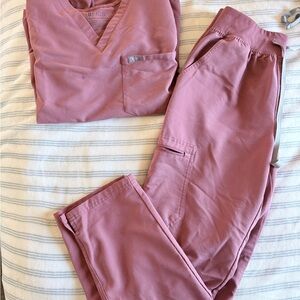 Figs Mauve Pink V-Neck Scrub Top and Jogger Pants Set